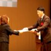 ノウフクアワード授賞式で賞状を受け取る佐々木和也