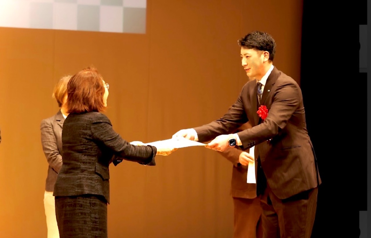 ノウフクアワード授賞式で賞状を受け取る佐々木和也
